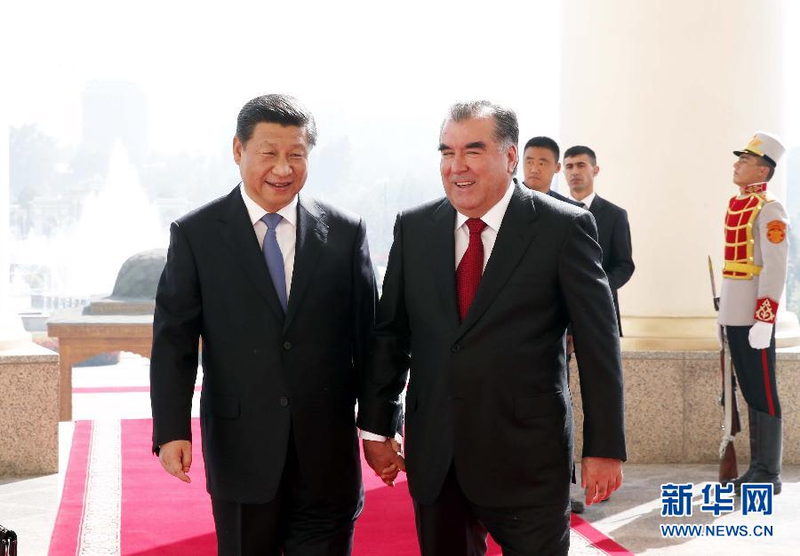 9月13日，國家主席習(xí)近平在杜尚別同塔吉克斯坦總統(tǒng)拉赫蒙舉行會談。 這是會談開始前，兩國元首步入會談大廳。 新華社記者鞠鵬攝 