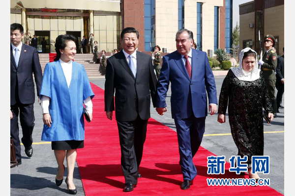 9月14日，國家主席習近平結束對塔吉克斯坦的國事訪問，乘坐專機離開杜尚別。拉赫蒙總統(tǒng)夫婦專程到機場為習近平和夫人彭麗媛送行。新華社記者 鞠鵬 攝 
