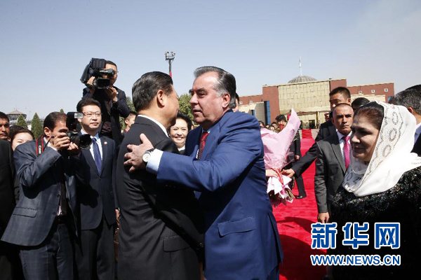 9月14日，國家主席習近平結束對塔吉克斯坦的國事訪問，乘坐專機離開杜尚別。拉赫蒙總統(tǒng)夫婦專程到機場為習近平和夫人彭麗媛送行。新華社記者 鞠鵬 攝 