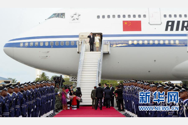 9月14日，國家主席習(xí)近平抵達(dá)馬累，開始對馬爾代夫進(jìn)行國事訪問。習(xí)近平和夫人彭麗媛在機(jī)場受到馬爾代夫總統(tǒng)亞明夫婦的熱情迎接。新華社記者 張鐸 攝
