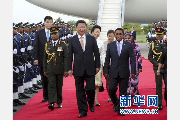 9月14日，國家主席習(xí)近平抵達(dá)馬累，開始對馬爾代夫進(jìn)行國事訪問。習(xí)近平和夫人彭麗媛在機(jī)場受到馬爾代夫總統(tǒng)亞明夫婦的熱情迎接。新華社記者 張鐸 攝 