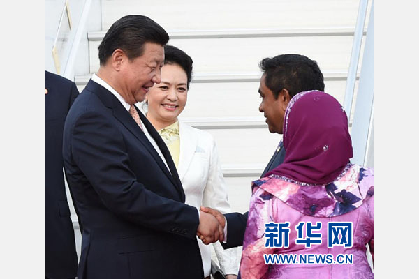  9月14日，國家主席習(xí)近平抵達(dá)馬累，開始對馬爾代夫進(jìn)行國事訪問。習(xí)近平和夫人彭麗媛在機(jī)場受到馬爾代夫總統(tǒng)亞明夫婦的熱情迎接。新華社記者 馬占成 攝 