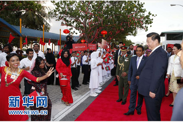  9月14日，國家主席習(xí)近平抵達(dá)馬累，開始對馬爾代夫進(jìn)行國事訪問。習(xí)近平和夫人彭麗媛在機(jī)場受到馬爾代夫總統(tǒng)亞明夫婦的熱情迎接。新華社記者 鞠鵬 攝 