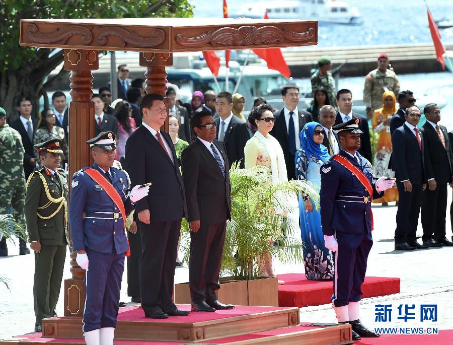 9月15日，國(guó)家主席習(xí)近平同馬爾代夫總統(tǒng)亞明在馬累舉行會(huì)談。會(huì)談前，亞明在共和國(guó)廣場(chǎng)為習(xí)近平舉行歡迎儀式。 新華社記者 馬占成 攝