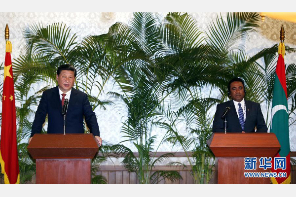 9月15日，國(guó)家主席習(xí)近平在馬累與馬爾代夫總統(tǒng)亞明共同會(huì)見(jiàn)記者。 新華社記者 鞠鵬 攝