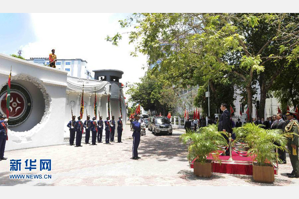 9月15日，國(guó)家主席習(xí)近平在馬累向馬爾代夫烈士紀(jì)念碑致禮。新華社記者 張鐸 攝