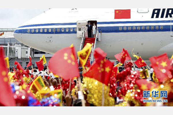 9月16日，國家主席習近平抵達科倫坡，開始對斯里蘭卡進行國事訪問。這是習近平和夫人彭麗媛向歡迎群眾揮手致意。 新華社記者馬占成攝 