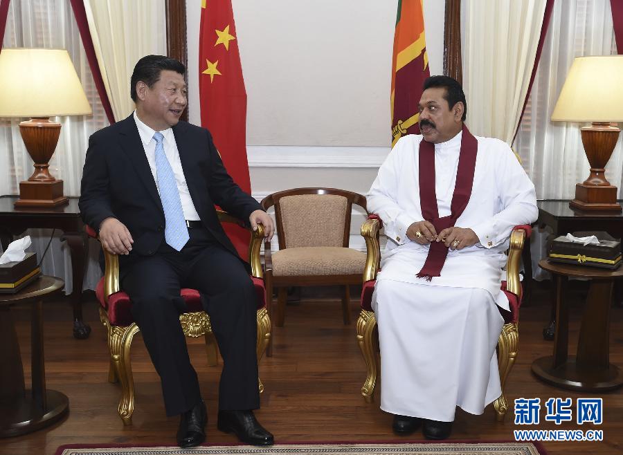 9月16日，國(guó)家主席習(xí)近平在科倫坡同斯里蘭卡總統(tǒng)拉賈帕克薩舉行會(huì)談。 新華社記者馬占成攝 