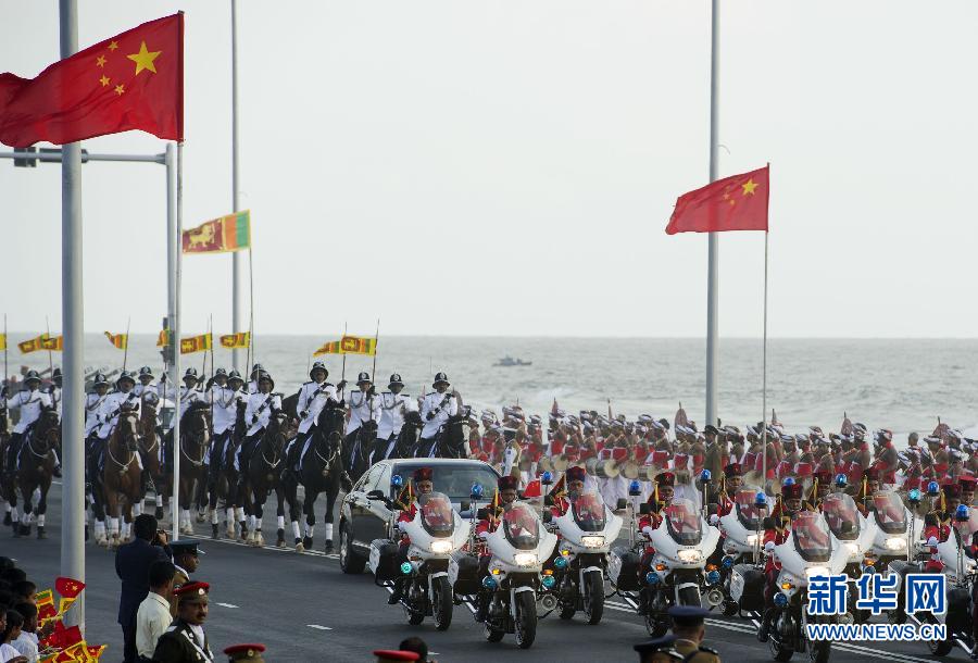 9月16日，斯里蘭卡總統(tǒng)拉賈帕克薩在科倫坡為國(guó)家主席習(xí)近平舉行盛大歡迎儀式。這是習(xí)近平和夫人彭麗媛乘坐的專(zhuān)車(chē)在摩托車(chē)隊(duì)和騎兵隊(duì)護(hù)衛(wèi)下駛?cè)霘g迎儀式現(xiàn)場(chǎng)。新華社記者謝環(huán)馳攝