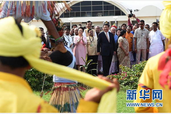 9月17日，國家主席習(xí)近平抵達(dá)古吉拉特邦艾哈邁達(dá)巴德市，開始對(duì)印度進(jìn)行國事訪問。這是印度青年跳起古吉拉特邦傳統(tǒng)舞蹈，歡迎習(xí)近平和夫人彭麗媛。新華社記者 馬占成 攝