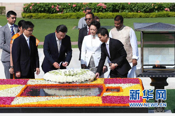 9月18日，國家主席習近平和夫人彭麗媛在新德里向甘地墓敬獻花圈。 新華社記者 龐興雷 攝