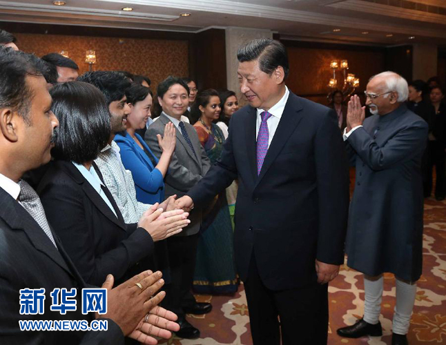 9月18日，國(guó)家主席習(xí)近平在印度世界事務(wù)委員會(huì)發(fā)表題為《攜手追尋民族復(fù)興之夢(mèng)》的重要演講。演講結(jié)束后，習(xí)近平接見(jiàn)中印兩國(guó)青年代表。新華社記者 龐興雷 攝