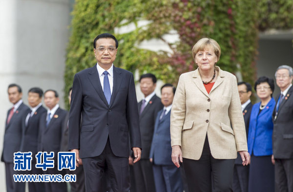 10月10日，德國(guó)總理默克爾在柏林總理府前廣場(chǎng)舉行隆重儀式，歡迎國(guó)務(wù)院總理李克強(qiáng)對(duì)德國(guó)進(jìn)行正式訪問(wèn)。 新華社記者 謝環(huán)馳 攝 