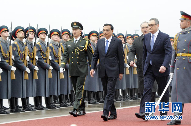 10月12日，中國國務(wù)院總理李克強(qiáng)乘專機(jī)抵達(dá)莫斯科，開始對(duì)俄羅斯進(jìn)行正式訪問并舉行中俄總理第十九次定期會(huì)晤。俄方在機(jī)場舉行隆重儀式，歡迎李克強(qiáng)總理。新華社記者 張鐸 攝