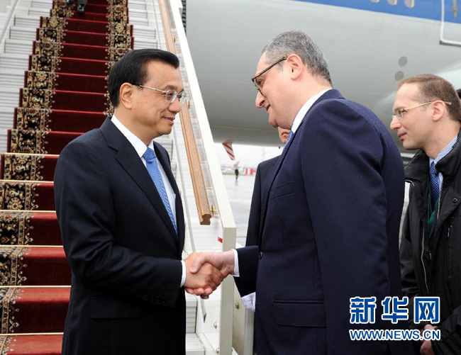 10月12日，中國國務(wù)院總理李克強(qiáng)乘專機(jī)抵達(dá)莫斯科，開始對(duì)俄羅斯進(jìn)行正式訪問并舉行中俄總理第十九次定期會(huì)晤。俄羅斯聯(lián)邦政府高級(jí)官員到機(jī)場迎接李克強(qiáng)總理。新華社記者 饒愛民 攝