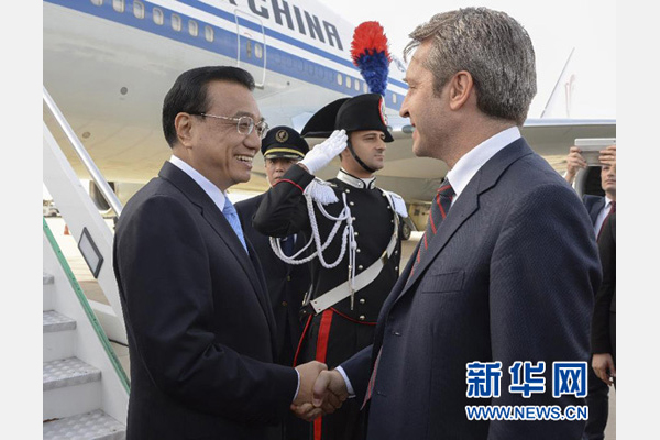 10月14日，國(guó)務(wù)院總理李克強(qiáng)乘專機(jī)抵達(dá)羅馬，開(kāi)始對(duì)意大利進(jìn)行正式訪問(wèn)，意大利政府高級(jí)官員到機(jī)場(chǎng)迎接。 新華社記者李學(xué)仁攝