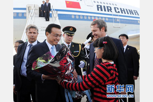 10月14日，國(guó)務(wù)院總理李克強(qiáng)乘專機(jī)抵達(dá)羅馬，開(kāi)始對(duì)意大利進(jìn)行正式訪問(wèn)。新華社記者 饒愛(ài)民 攝