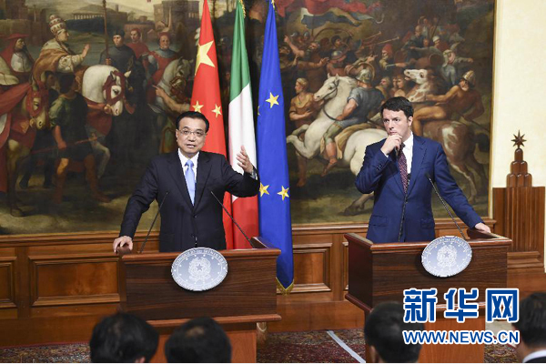 10月14日，國(guó)務(wù)院總理李克強(qiáng)在羅馬與意大利總理倫齊舉行會(huì)談后共同會(huì)見記者。 新華社記者 李學(xué)仁 攝