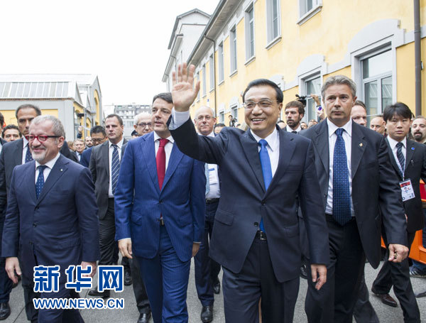 10月16日，中國國務(wù)院總理李克強(qiáng)在米蘭與意大利總理倫齊共同出席第五屆中意創(chuàng)新合作周大會(huì)并致辭。這是李克強(qiáng)抵達(dá)位于米蘭理工大學(xué)的會(huì)場。新華社記者王曄攝