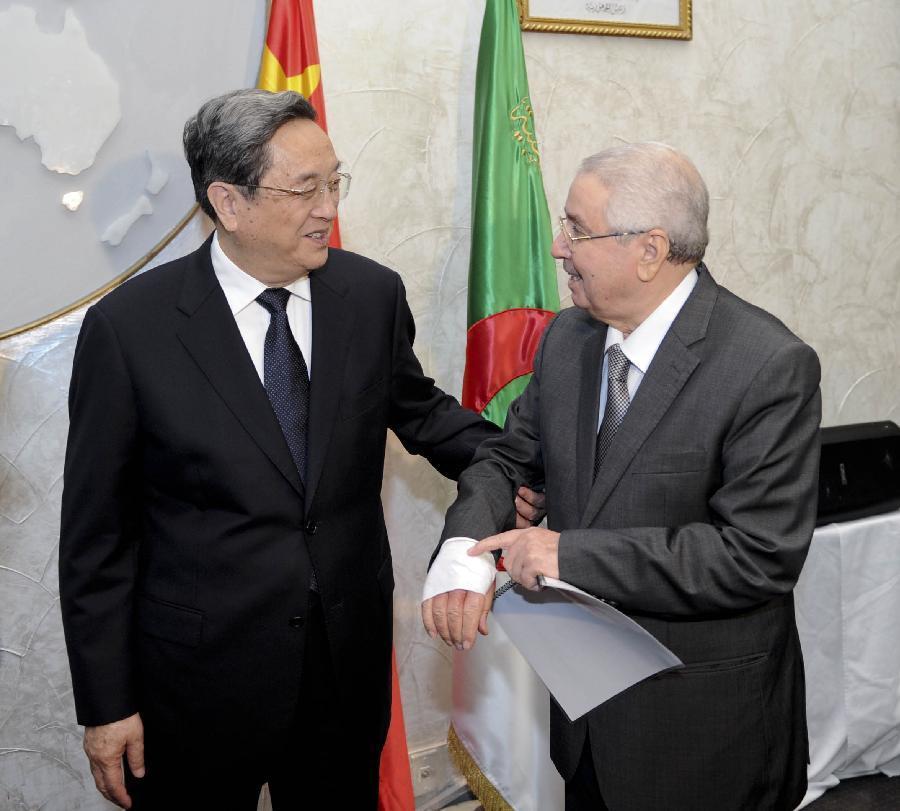 11月1日，正在阿爾及利亞進行正式友好訪問的全國政協(xié)主席俞正聲在阿爾及爾與阿民族院議長本&middot;薩拉赫舉行會談。這是俞正聲親切詢問本&middot;薩拉赫的手傷情況。新華社記者 張鐸 攝 