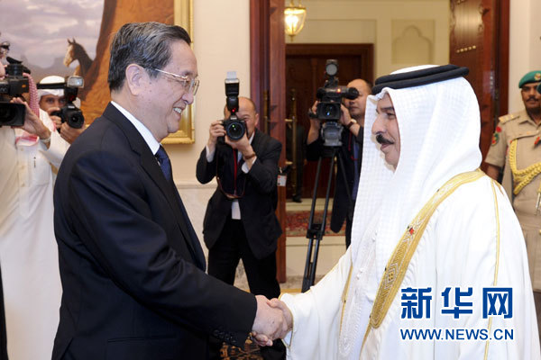 11月6日，正在巴林進(jìn)行正式友好訪問(wèn)的全國(guó)政協(xié)主席俞正聲在麥納麥會(huì)見(jiàn)巴林國(guó)王哈馬德。 新華社記者 張鐸 攝