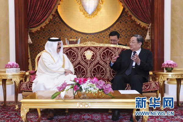 11月6日，正在巴林進(jìn)行正式友好訪問(wèn)的全國(guó)政協(xié)主席俞正聲在麥納麥會(huì)見(jiàn)巴林國(guó)王哈馬德。 新華社記者 張鐸 攝