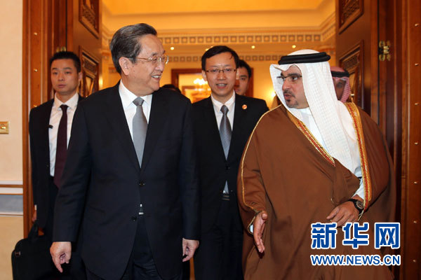 11月6日，正在巴林進(jìn)行正式友好訪問(wèn)的全國(guó)政協(xié)主席俞正聲在麥納麥會(huì)見(jiàn)巴林王儲(chǔ)薩勒曼。 新華社記者劉衛(wèi)兵攝