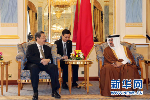 11月6日，正在巴林進(jìn)行正式友好訪問(wèn)的全國(guó)政協(xié)主席俞正聲在麥納麥會(huì)見(jiàn)巴林王儲(chǔ)薩勒曼。 新華社記者劉衛(wèi)兵攝