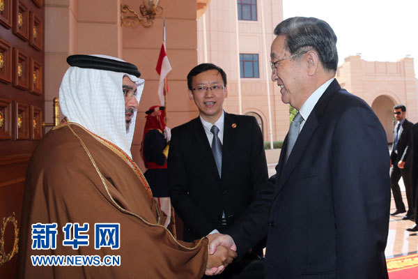 11月6日，正在巴林進(jìn)行正式友好訪問(wèn)的全國(guó)政協(xié)主席俞正聲在麥納麥會(huì)見(jiàn)巴林王儲(chǔ)薩勒曼。 新華社記者劉衛(wèi)兵攝