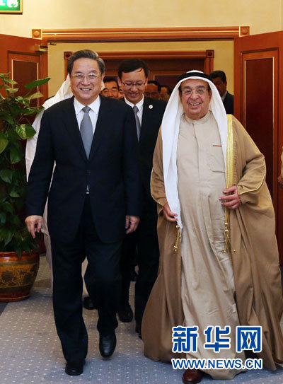 11月6日，正在巴林進(jìn)行正式友好訪問(wèn)的全國(guó)政協(xié)主席俞正聲在麥納麥會(huì)見(jiàn)巴林副首相穆罕默德。 新華社記者劉衛(wèi)兵攝