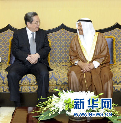 11月6日，正在巴林進(jìn)行正式友好訪問(wèn)的全國(guó)政協(xié)主席俞正聲在麥納麥與巴林協(xié)商會(huì)議主席阿里舉行會(huì)談。 新華社記者 張鐸 攝