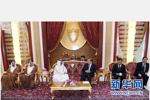 11月6日，正在巴林進(jìn)行正式友好訪問(wèn)的全國(guó)政協(xié)主席俞正聲在麥納麥會(huì)見(jiàn)巴林國(guó)王哈馬德。 新華社記者 張鐸 攝