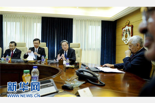 11月9日，正在約旦進(jìn)行正式友好訪問的全國政協(xié)主席俞正聲在安曼會(huì)見約旦首相恩蘇爾。 新華社記者 張鐸 攝 