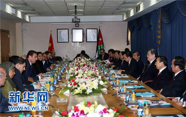  11月9日，正在約旦進(jìn)行正式友好訪問的全國政協(xié)主席俞正聲在安曼會(huì)見約旦眾議院代議長薩法迪。 新華社記者 劉衛(wèi)兵 攝 