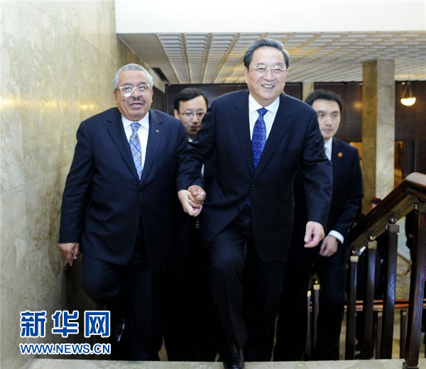 11月9日，正在約旦進(jìn)行正式友好訪問的全國政協(xié)主席俞正聲在安曼與約旦參議長拉瓦比德進(jìn)行會(huì)談。這是會(huì)談前，俞正聲與拉瓦比德攜手步入會(huì)場。新華社記者 張鐸 攝 