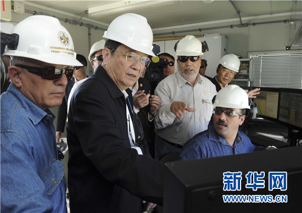 11月8日，正在約旦進(jìn)行正式友好訪問的全國政協(xié)主席俞正聲在安曼參觀阿拉伯鉀肥公司。這是俞正聲在采鹽船上仔細(xì)詢問開采情況。 新華社記者 張鐸 攝