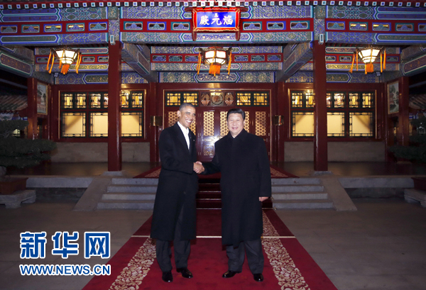 11月11日晚，國家主席習(xí)近平在中南海同美國總統(tǒng)奧巴馬舉行會(huì)晤。這是兩國元首在瀛臺(tái)涵元殿前握手。 新華社記者鞠鵬攝