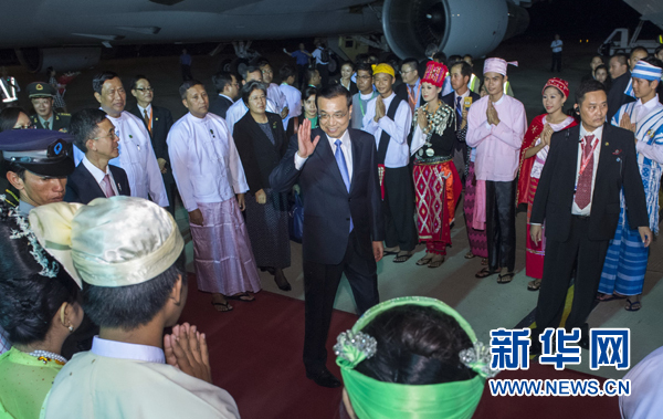11月12日，中國國務(wù)院總理李克強抵達內(nèi)比都，出席東亞合作領(lǐng)導(dǎo)人系列會議并對緬甸進行正式訪問。 新華社記者王曄攝