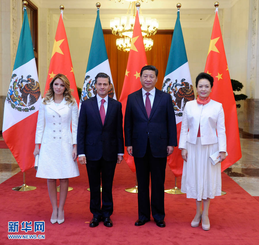 11月13日，國家主席習(xí)近平在北京人民大會堂北大廳舉行儀式，歡迎墨西哥總統(tǒng)培尼亞對中國進(jìn)行國事訪問。這是習(xí)近平和夫人彭麗媛同培尼亞夫婦合影。 新華社記者 張鐸 攝