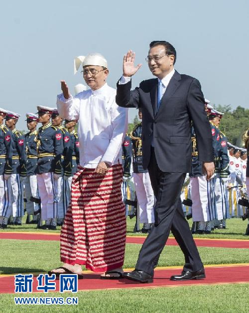 11月14日，中國國務(wù)院總理李克強(qiáng)在內(nèi)比都同緬甸總統(tǒng)吳登盛舉行會談。這是會談前，吳登盛在緬甸總統(tǒng)府前廣場為李克強(qiáng)舉行隆重的歡迎儀式。新華社記者 王曄 攝