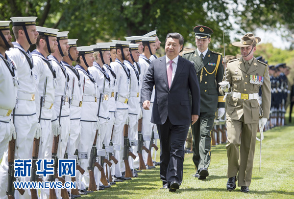 11月17日，中國(guó)國(guó)家主席習(xí)近平在堪培拉會(huì)見澳大利亞總督科斯格羅夫。會(huì)見前，科斯格羅夫在總督府草坪為習(xí)近平舉行隆重歡迎儀式。新華社記者謝環(huán)馳 攝 