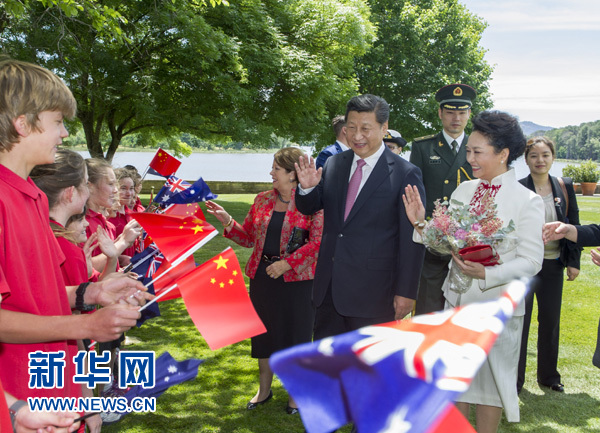 11月17日，中國(guó)國(guó)家主席習(xí)近平在堪培拉會(huì)見澳大利亞總督科斯格羅夫。會(huì)見前，科斯格羅夫在總督府草坪為習(xí)近平舉行隆重歡迎儀式。習(xí)近平和夫人彭麗媛抵達(dá)時(shí)，受到科斯格羅夫總督夫婦熱情迎接。新華社記者謝環(huán)馳 攝 