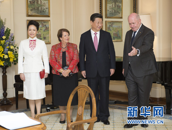 11月17日，中國(guó)國(guó)家主席習(xí)近平在堪培拉會(huì)見澳大利亞總督科斯格羅夫。會(huì)見前，科斯格羅夫在總督府草坪為習(xí)近平舉行隆重歡迎儀式。習(xí)近平和夫人彭麗媛抵達(dá)時(shí)，受到科斯格羅夫總督夫婦熱情迎接。新華社記者黃敬文 攝 