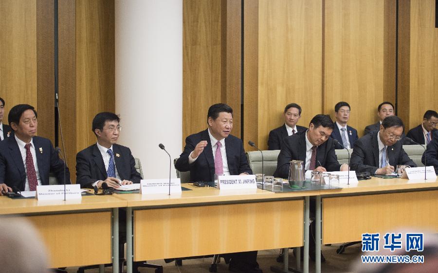 11月17日，國(guó)家主席習(xí)近平在堪培拉和澳大利亞總理阿博特共同出席第四屆中澳工商界首席執(zhí)行官圓桌會(huì)。這次會(huì)議是由澳大利亞企業(yè)領(lǐng)袖理事會(huì)和中國(guó)國(guó)家開(kāi)發(fā)銀行共同組織承辦的。新華社記者 謝環(huán)馳 攝 