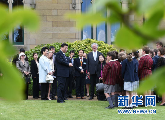 11月18日，國(guó)家主席習(xí)近平在澳大利亞塔斯馬尼亞州與朗塞斯頓市斯科奇－歐克伯恩小學(xué)的小學(xué)生共同植樹(shù)。新華社記者 馬占成 攝