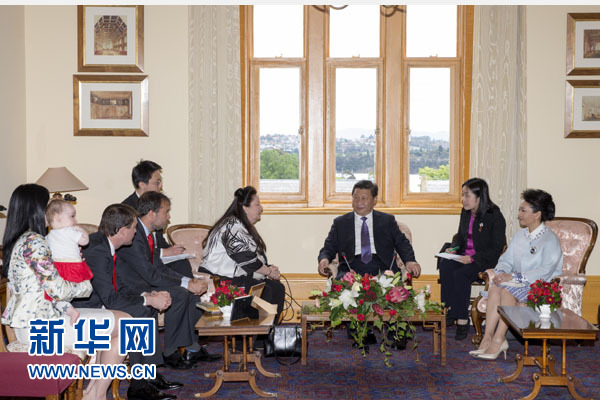 11月18日，國(guó)家主席習(xí)近平在澳大利亞塔斯馬尼亞州參觀訪問(wèn)。這是習(xí)近平看望已故塔斯馬尼亞州前州長(zhǎng)培根的家人。新華社記者 丁林 攝