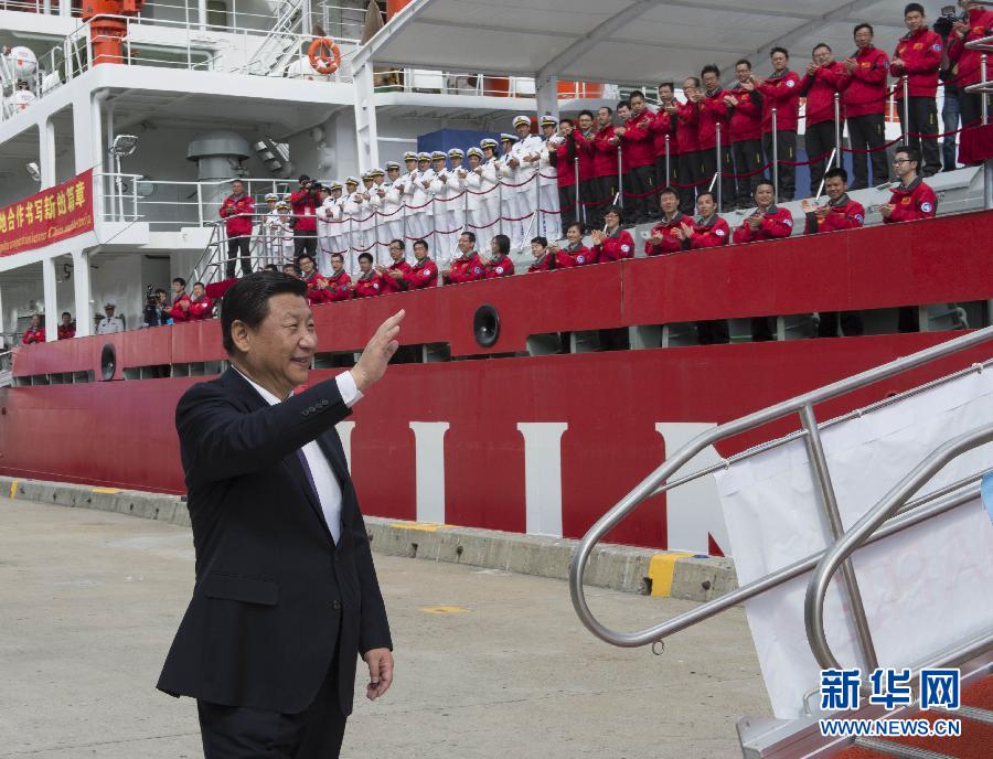 11月18日，正在澳大利亞塔斯馬尼亞州首府霍巴特訪問(wèn)的中國(guó)國(guó)家主席習(xí)近平在澳大利亞總理阿博特陪同下參觀南極科考項(xiàng)目并慰問(wèn)兩國(guó)科考人員。這是習(xí)近平在霍巴特港看望正在這里補(bǔ)給的“雪龍”號(hào)全體科考人員。新華社記者李學(xué)仁攝 