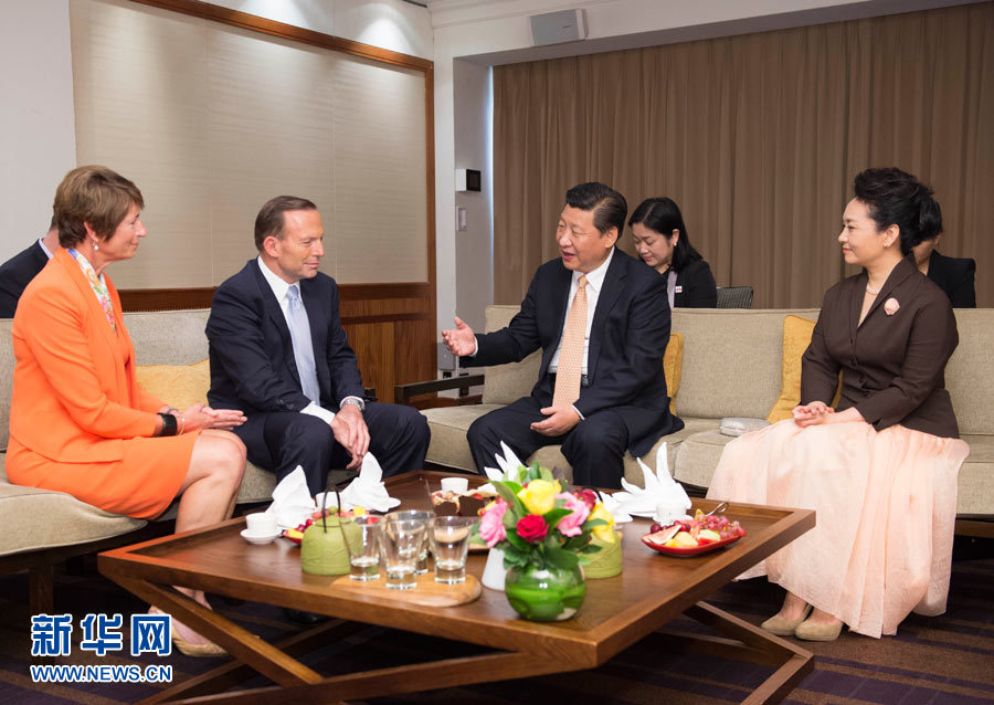 11月19日，國家主席習近平結(jié)束對澳大利亞的國事訪問。離開悉尼前，澳大利亞總理阿博特夫婦專門到習近平下榻飯店同習近平和夫人彭麗媛親切話別。新華社記者 黃敬文 攝