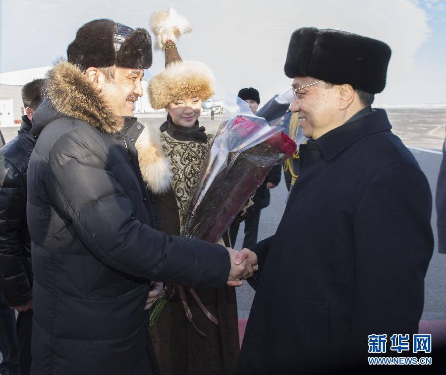 12月14日，應(yīng)哈薩克斯坦共和國總理馬西莫夫邀請，國務(wù)院總理李克強(qiáng)乘專機(jī)抵達(dá)阿斯塔納國際機(jī)場，開始對哈薩克斯坦進(jìn)行正式訪問，舉行中哈總理第二次定期會晤，并出席上海合作組織成員國政府首腦理事會第十三次會議。這是馬西莫夫到機(jī)場迎接李克強(qiáng)。新華社記者 黃敬文 攝