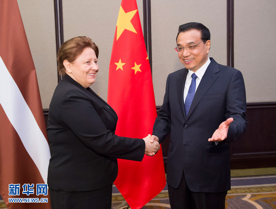    12月16日，中國國務(wù)院總理李克強在貝爾格萊德會見拉脫維亞總理斯特勞尤馬。 新華社記者黃敬文攝